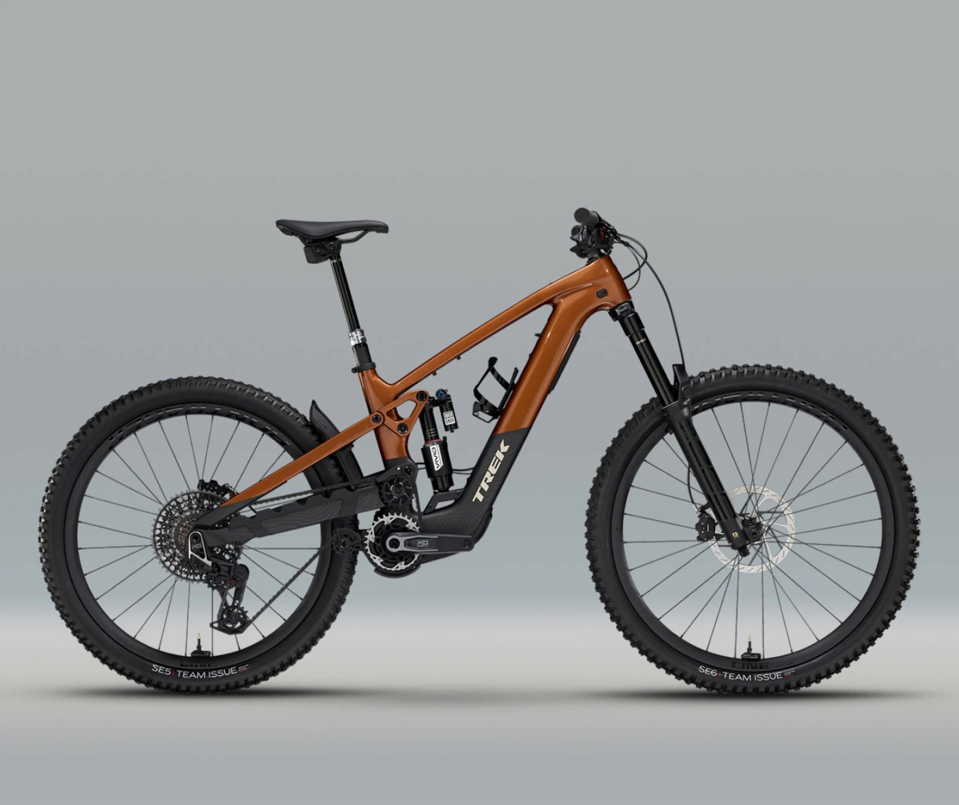 Mountainbike von Trek, braun, vollgefedert, geeignet für Geländefahrten, Modell mit robusten Reifen und Dämpfungssystem.