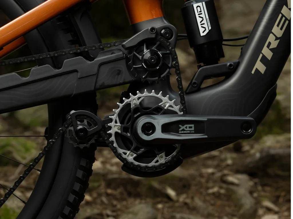 Nahaufnahme eines Trek Mountainbikes, Modell Slash, mit SRAM XO Kurbel und Vivid Dämpfer, für Offroad-Touren.