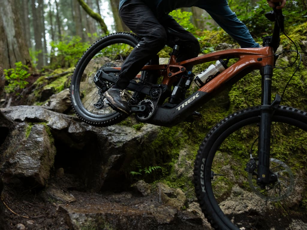 Mountainbike Trek, Modell Slash, auf steinigem Waldweg im Einsatz. E-Bike für anspruchsvolles Gelände.