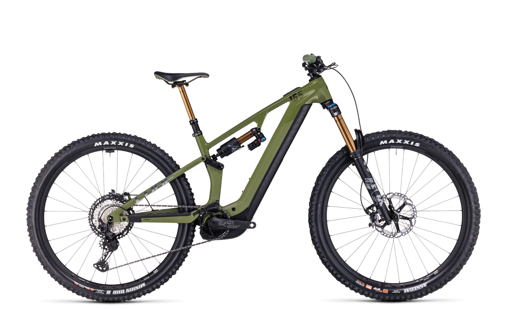 Grünes Cube Stereo Hybrid One44 E-Mountainbike mit robustem Rahmen und Maxxis-Reifen, geeignet für Gelände-Abenteuer.