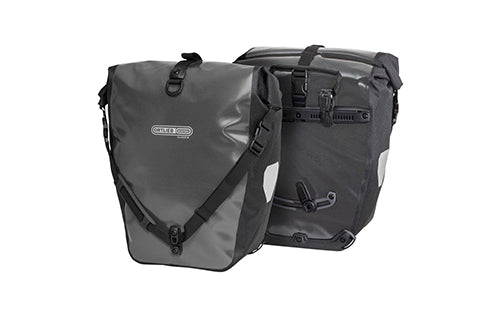 Zwei schwarze Ortlieb-Fahrradtaschen mit Rollverschluss, ideal für Radtouren und Pendler.