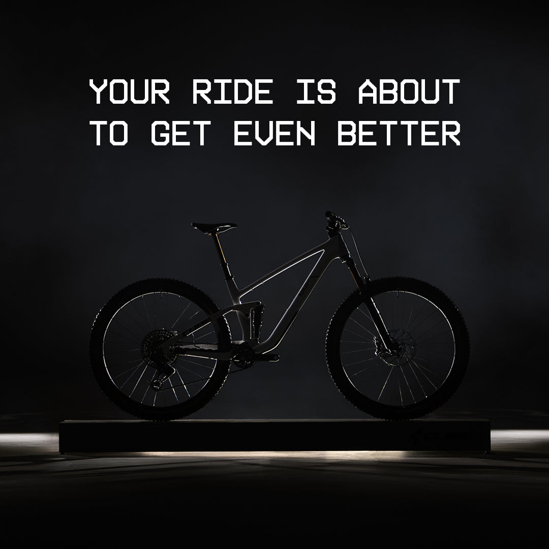 Mountainbike Cube Stereo One22 im Dunkeln beleuchtet, ideal für Geländefahrten, Schriftzug "Your Ride Is About To Get Even Better".