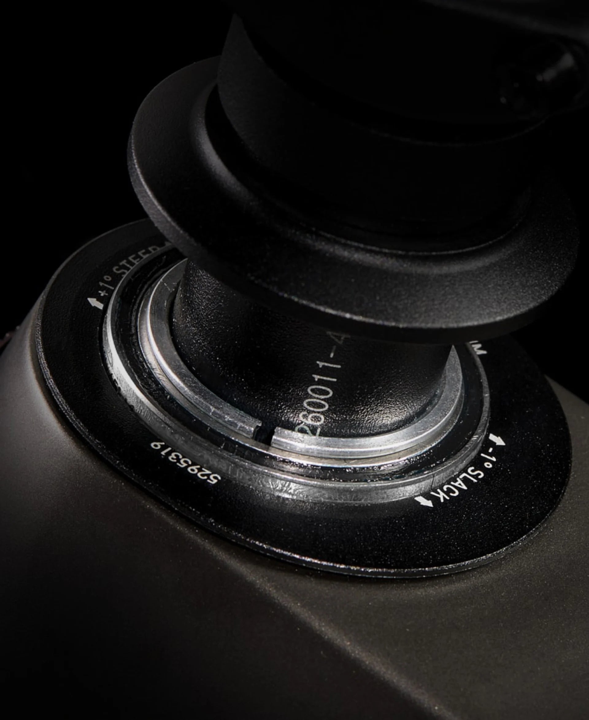 Detailansicht eines schwarzen Fahrradlenker-Tretlagers, geeignet für Trek Rail Mountainbikes.