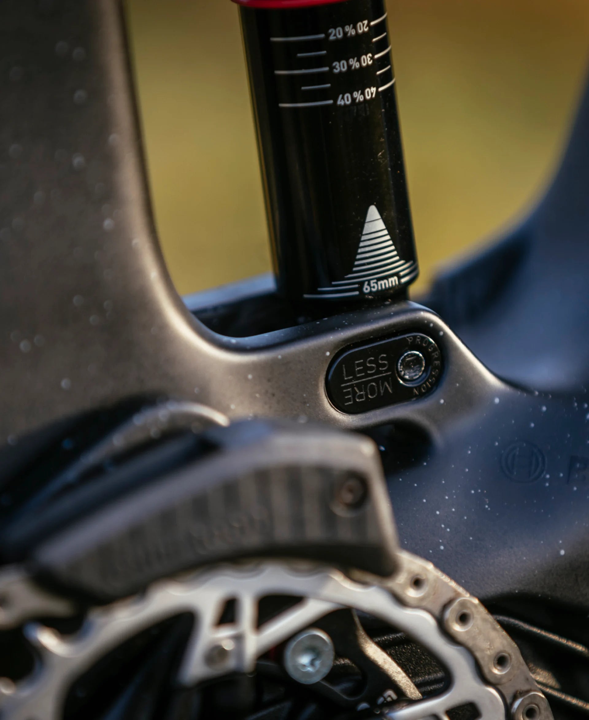 Nahaufnahme eines Fahrradrahmens mit Dämpfereinstellung und 65mm Markierung; geeignet für Trek Rail Modelle.