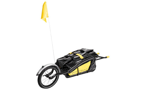 Einrad-Transportanhänger mit gelbem Flaggenmast, schwarzer Tasche und gelben Details, ideal für Fahrradreisen.