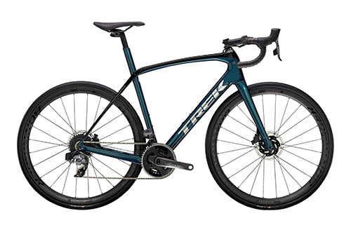 Trek Domane Rennrad, blau, Carbonrahmen, Scheibenbremsen, geeignet für Straßenrennen und sportliche Fahrer.