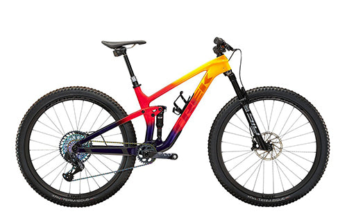 Trek Top Fuel Mountainbike in Farbverlauf Rot-Gelb-Lila, vollgefedert, für Trail- und Offroad-Abenteuer.