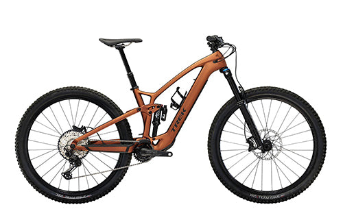 Trek Fuel EXE Mountainbike in Orange, vollgefedert, mit Scheibenbremsen. Ideal für Offroad-Fahrten und Outdoor-Abenteuer.