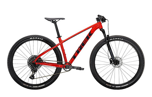 Rotes Trek Hardtail-Mountainbike mit Scheibenbremsen und breiten Reifen, ideal für Geländefahrten.