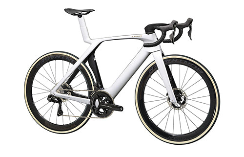 Weißes Rennrad Trek Madone mit aerodynamischem Rahmen und Scheibenbremsen, geeignet für Profi-Radfahrer.