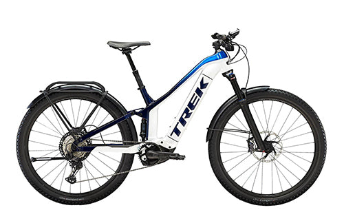 Trek Powerfly FS E-Mountainbike in Blau und Weiß, vollgefedert, mit Gepäckträger und Scheibenbremsen, seitliche Ansicht.