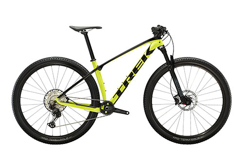 Trek Procaliber Mountainbike in Gelb, 29-Zoll-Räder, Hardtail-Design, geeignet für Gelände- und Offroad-Fahrten.