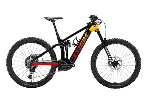 Schwarzes Trek Rail E-Mountainbike mit gelben und roten Details, für sportliche Geländefahrten.
