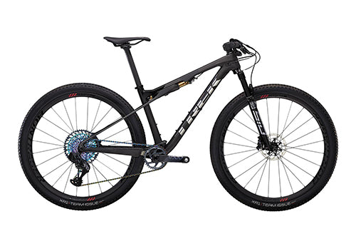 Schwarzes Trek Supercaliber Mountainbike mit 29-Zoll-Rädern, für Cross-Country-Rennen geeignet.