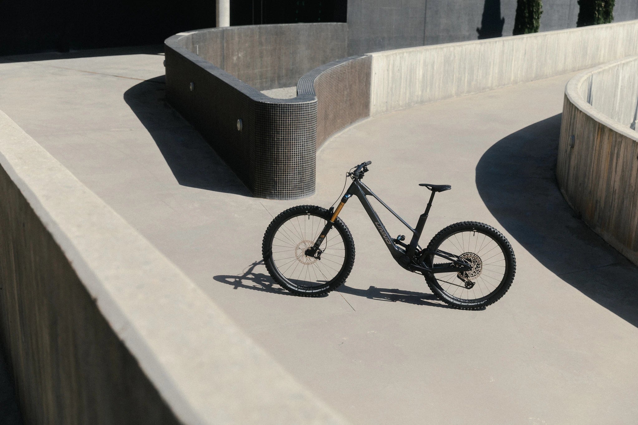 UNNO MITH RACE SILVER Trapez 2025