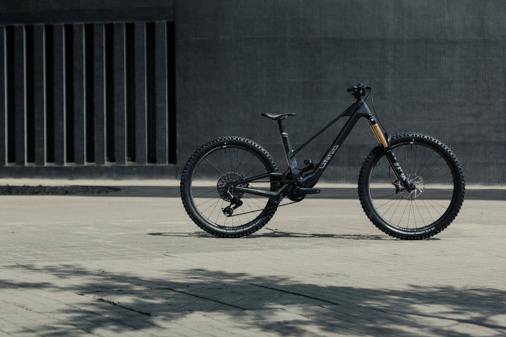 UNNO MITH PRO CARBON-MATTE Trapez 2025