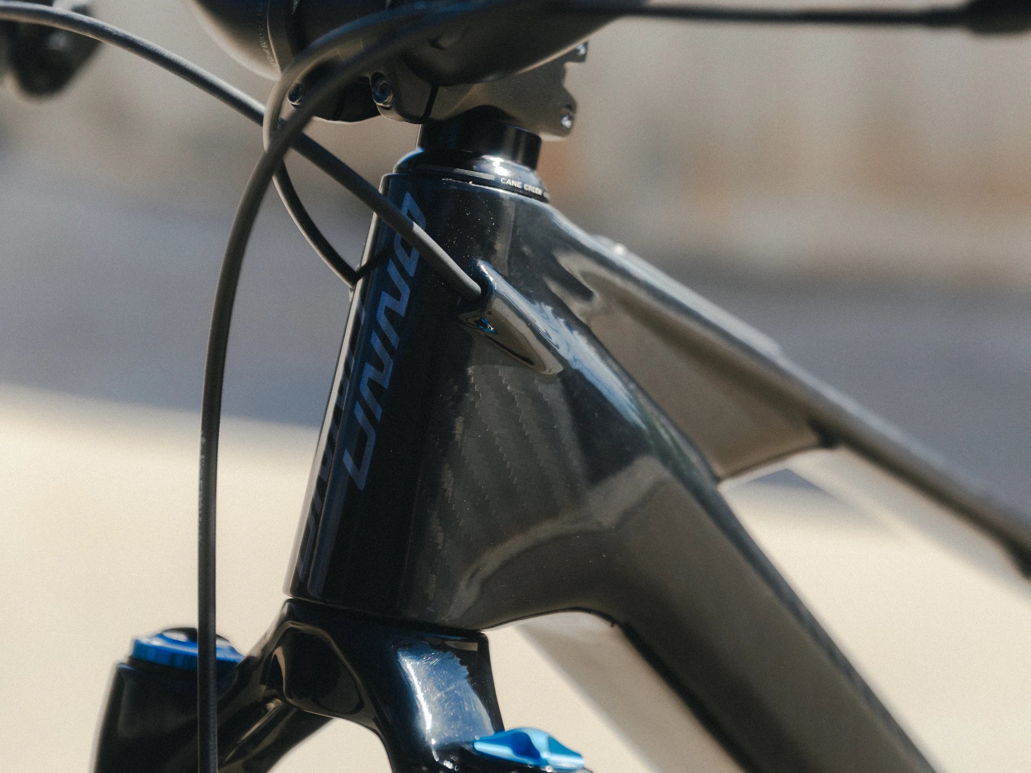 UNNO MITH PRO CARBON-MATTE Trapez 2025