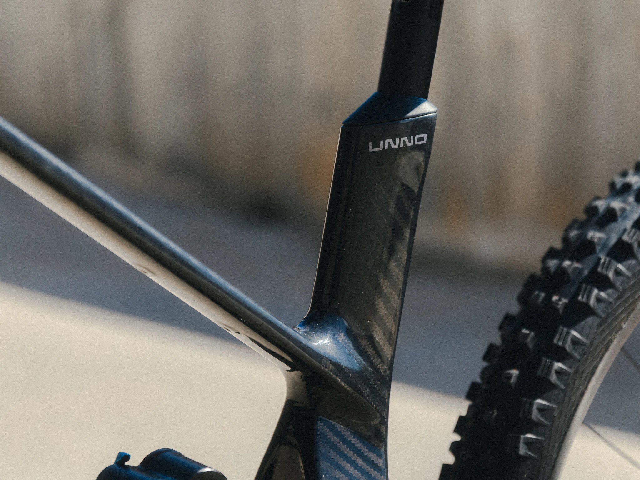 UNNO MITH PRO CARBON-MATTE Trapez 2025