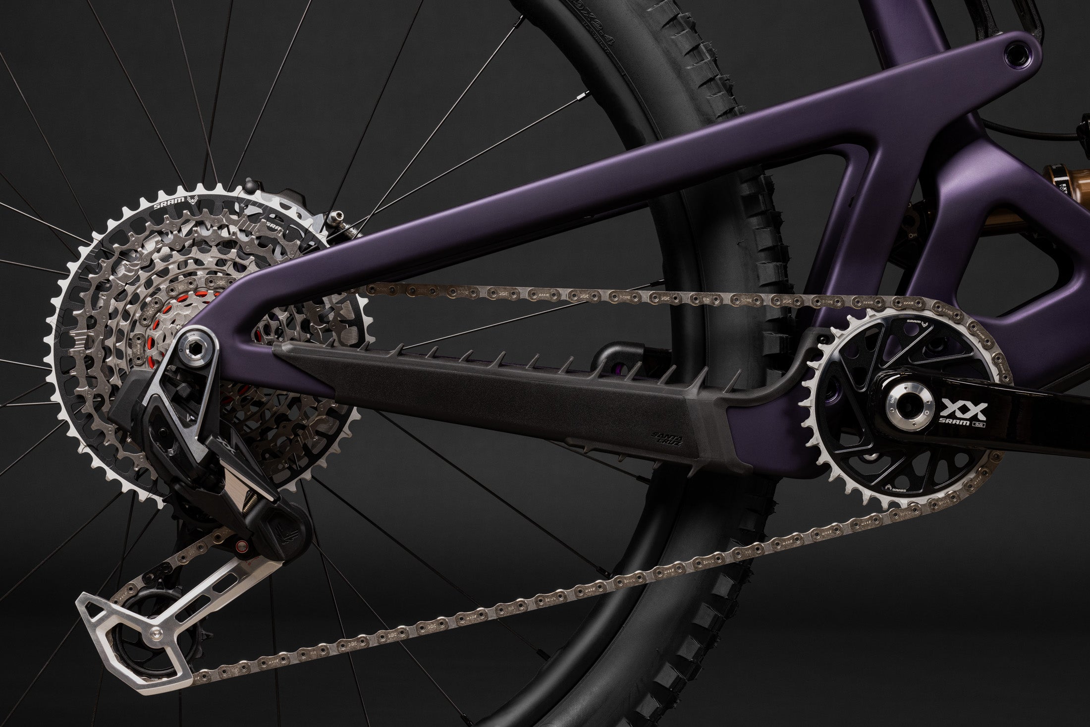 Nahaufnahme des Antriebsstrangs eines Santa Cruz Hightower Mountainbikes mit SRAM XX1 Komponenten.