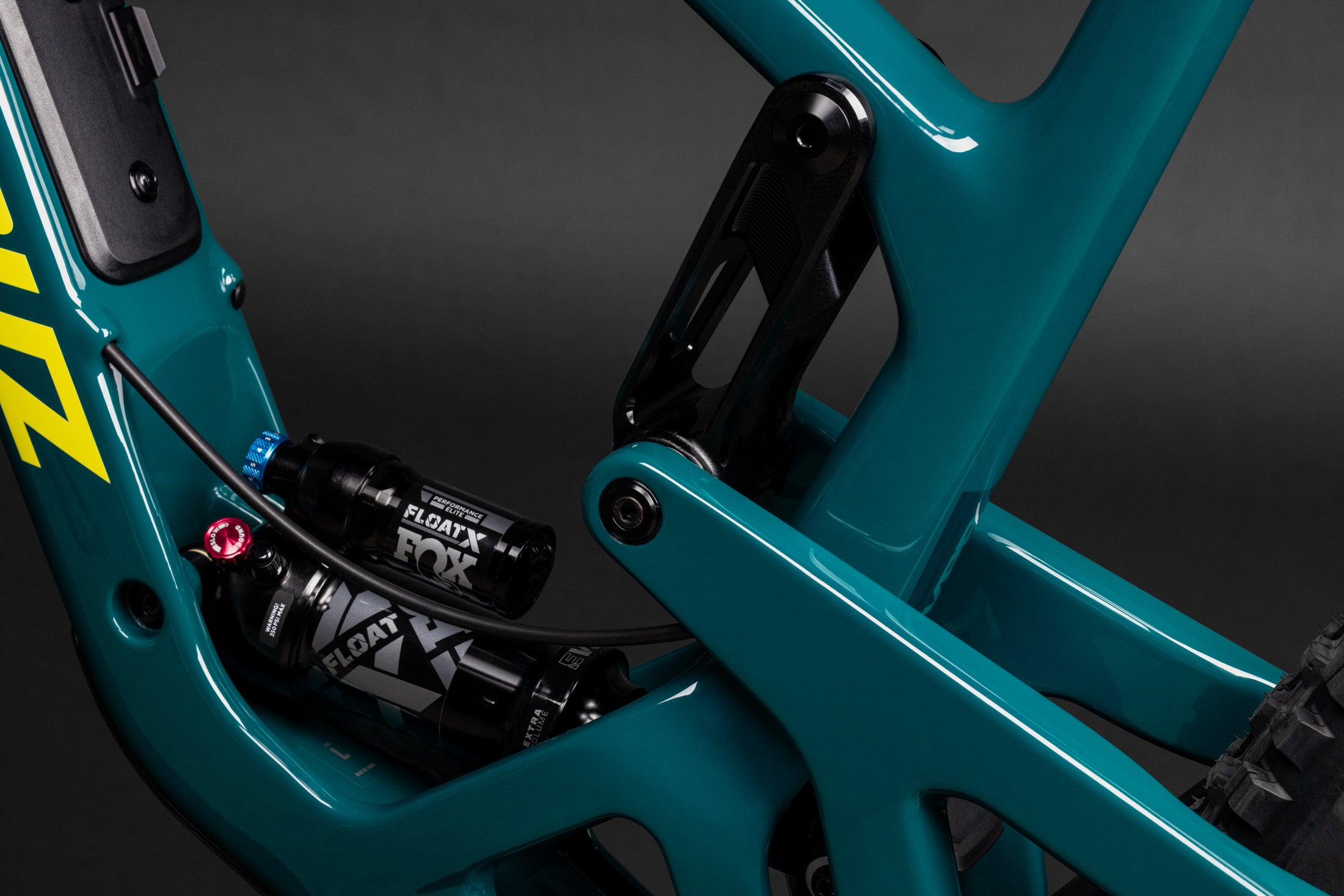 Santa Cruz Hightower Fahrradrahmen, türkis, mit FOX Float Federung, für Mountainbike-Enthusiasten geeignet.