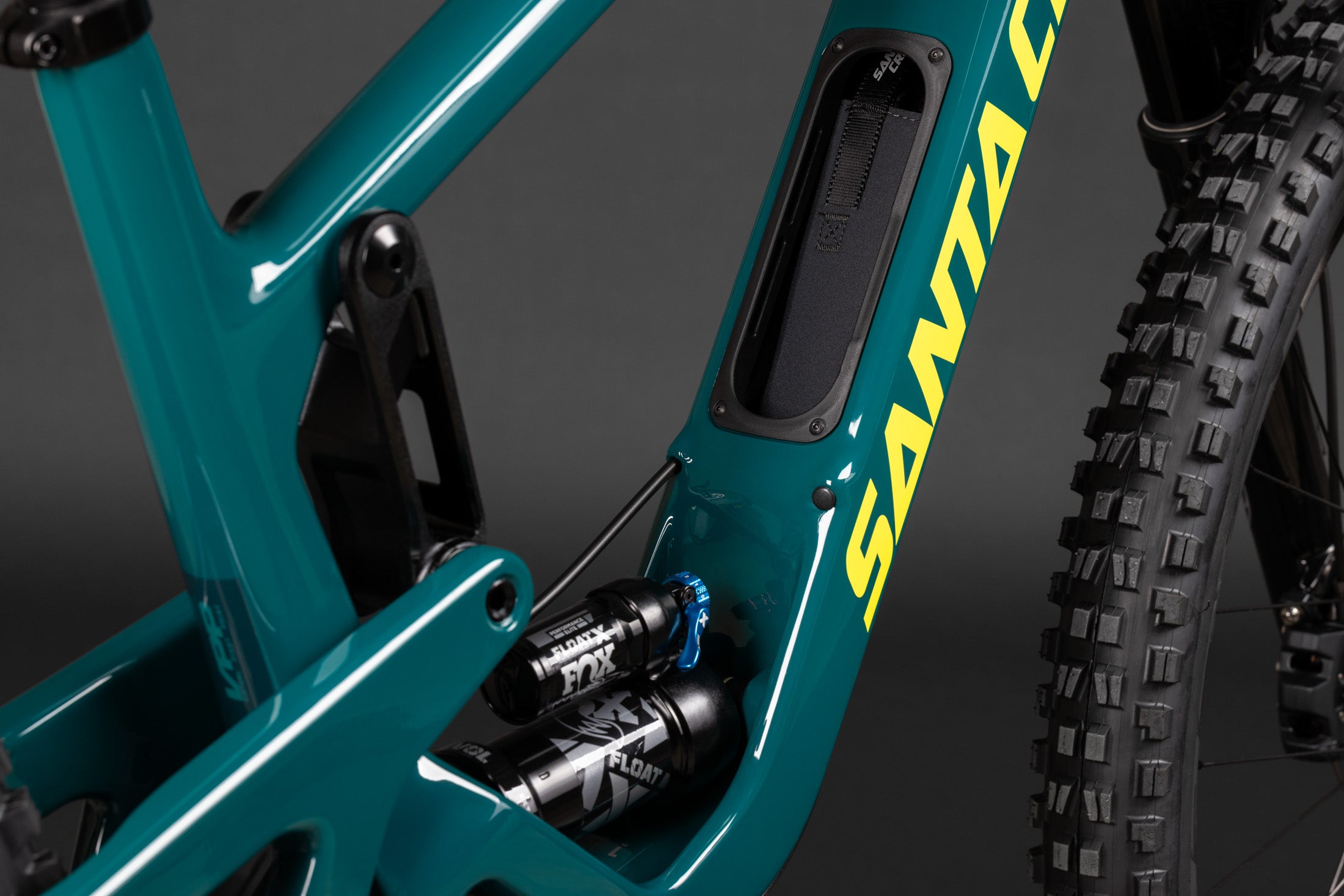 Santa Cruz Hightower Mountainbike-Rahmen in Türkis mit gelbem Logo und Fox Float Stoßdämpfer, Detailansicht.