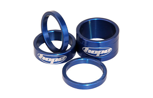 Blaue Hope Spacer-Set aus Aluminium für Fahrradsteuerrohre, geeignet für Mountainbikes und Straßenräder.