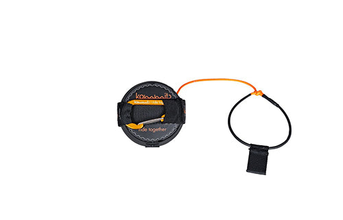 Rundes schwarzes Accessoire mit orangefarbenem Kabel und Schlaufe, nützlich für Outdoor-Aktivitäten. Marke: Kleverkeit.