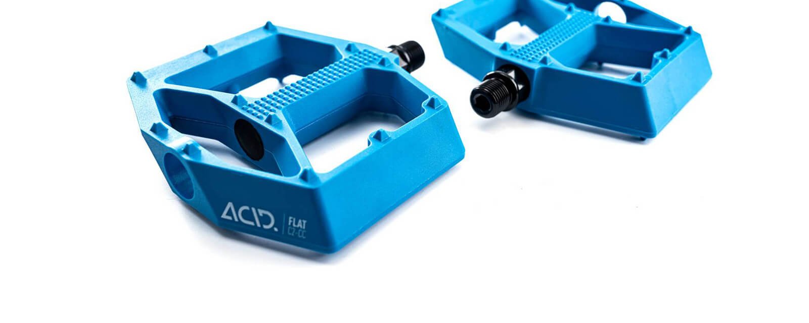 Blaue Fahrradpedale von ACID Modell CZ-CC, robust und rutschfest, ideal für Mountainbiking.