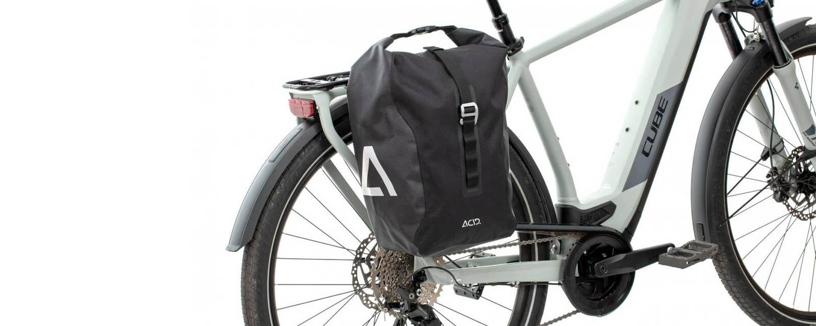 Schwarze Fahrradtasche von ACID am Hinterrad eines CUBE E-Bikes befestigt.