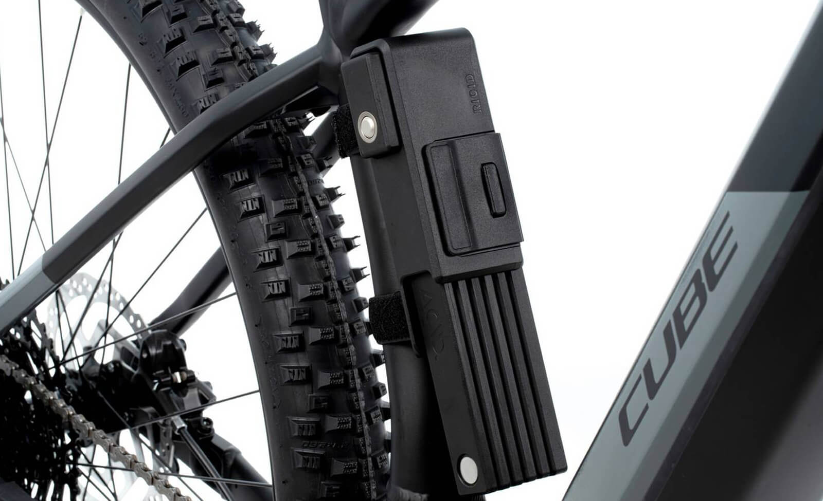 Fahrrad mit Cube Rahmen und schwarzem Faltschloss am Reifen, geeignet für Mountainbike-Nutzung, Marke Acid.