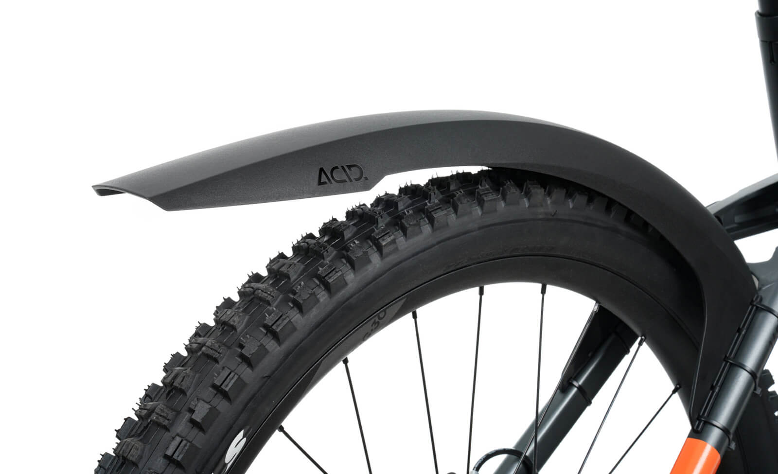 Fahrrad-Schutzblech von Acid, matt-schwarz, montiert über einem grobstolligen Reifen. Ideal für Mountainbikes.