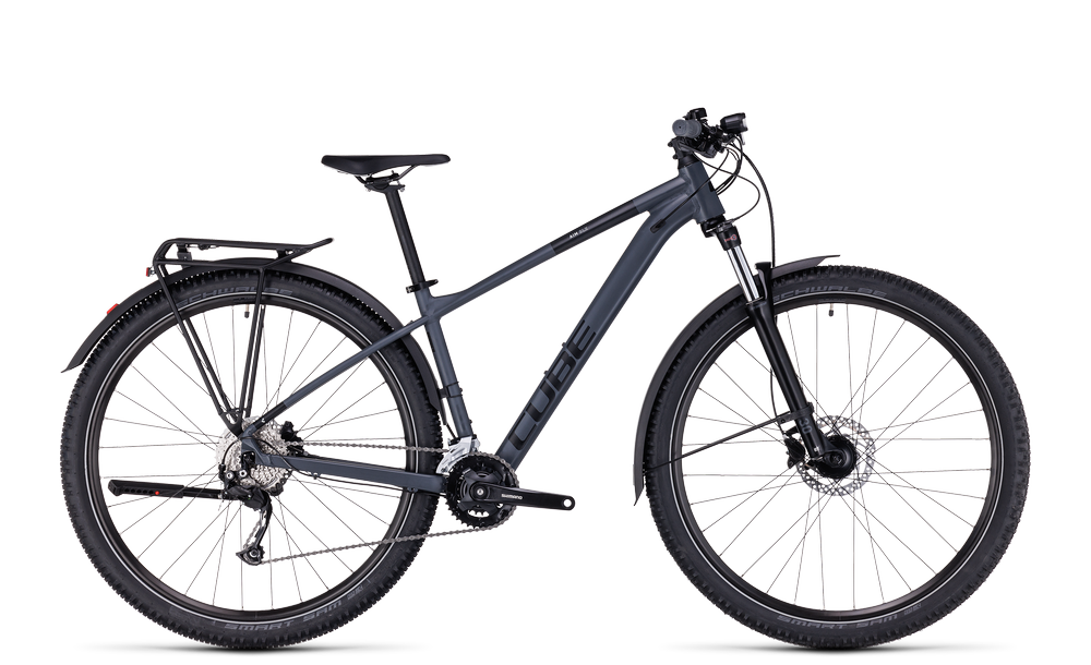 Graues Cube Aim Mountainbike mit Gepäckträger, Federgabel und Scheibenbremsen, ideal für Offroad-Fahrten.
