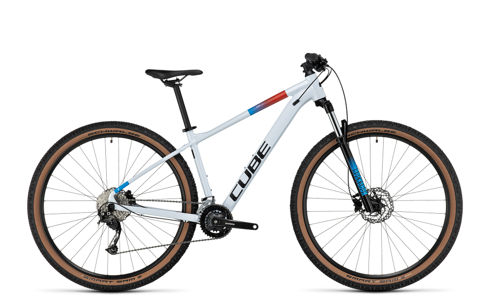 Cube Mountainbike, weiß, mit Scheibenbremsen und Grobstollenreifen. Optimiert für Geländefahrten.