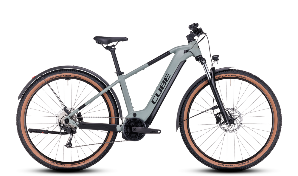 Cube Reaction Hybrid E-Bike in Grau, ideal für Offroad-Abenteuer. Robuster Rahmen, Scheibenbremsen, breite Reifen.