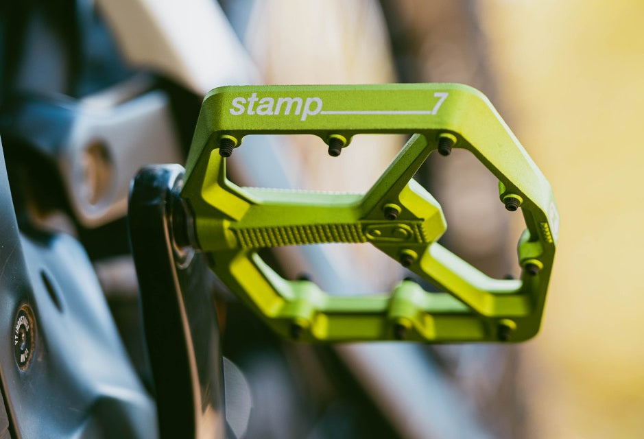 Grünes Flat-Pedal "Stamp 7" an einem Fahrrad, geeignet für Mountainbiker.