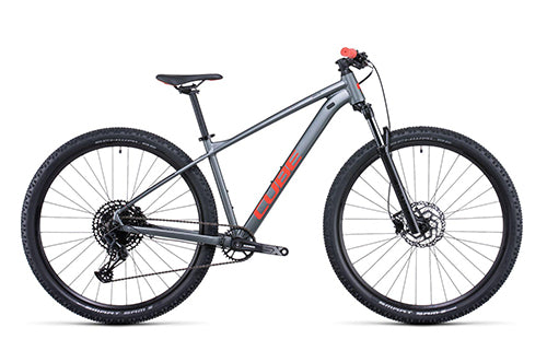 Graues Cube Analog Mountainbike, 29-Zoll-Räder, für Offroad-Abenteuer und sportliche Fahrer geeignet.