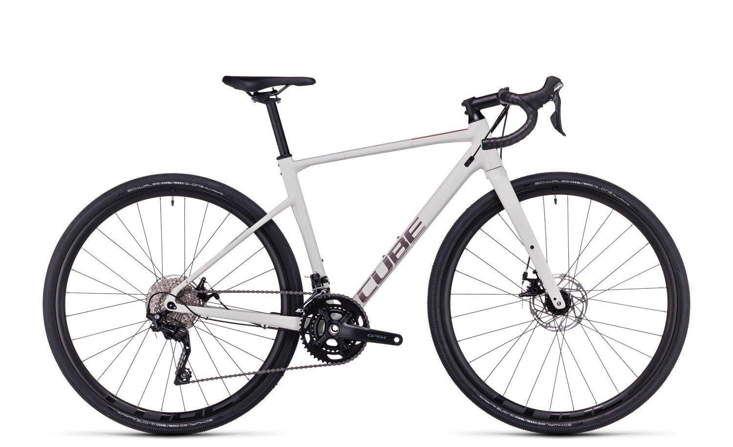 Cube Nuroad WS Gravelbike, weiß, mit Scheibenbremsen und Dropbars, ideal für vielseitige Touren und sportliche Fahrten.