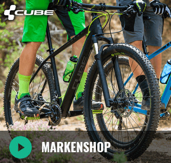 Zwei Personen mit Cube Mountainbikes im Gelände, betont sportliches Design und Ausstattung, geeignet für Damen.