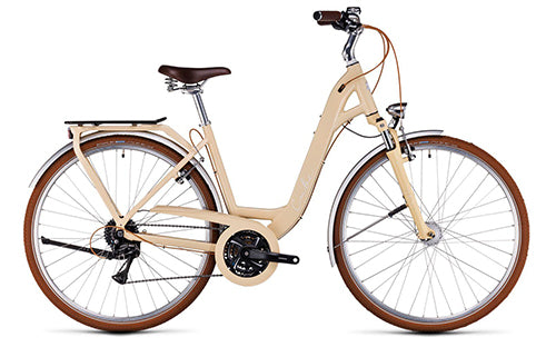 Beiges Cityrad mit Tiefeinstieg, braunem Sattel, Gepäckträger und Kettenschutz, geeignet für urbanes Fahren. Marke: Cube-Ella.