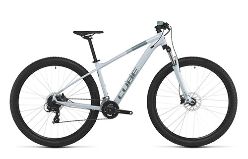 Weißes Cube Access Mountainbike mit schwarzem Sattel und breiten Reifen, geeignet für Geländefahrten.
