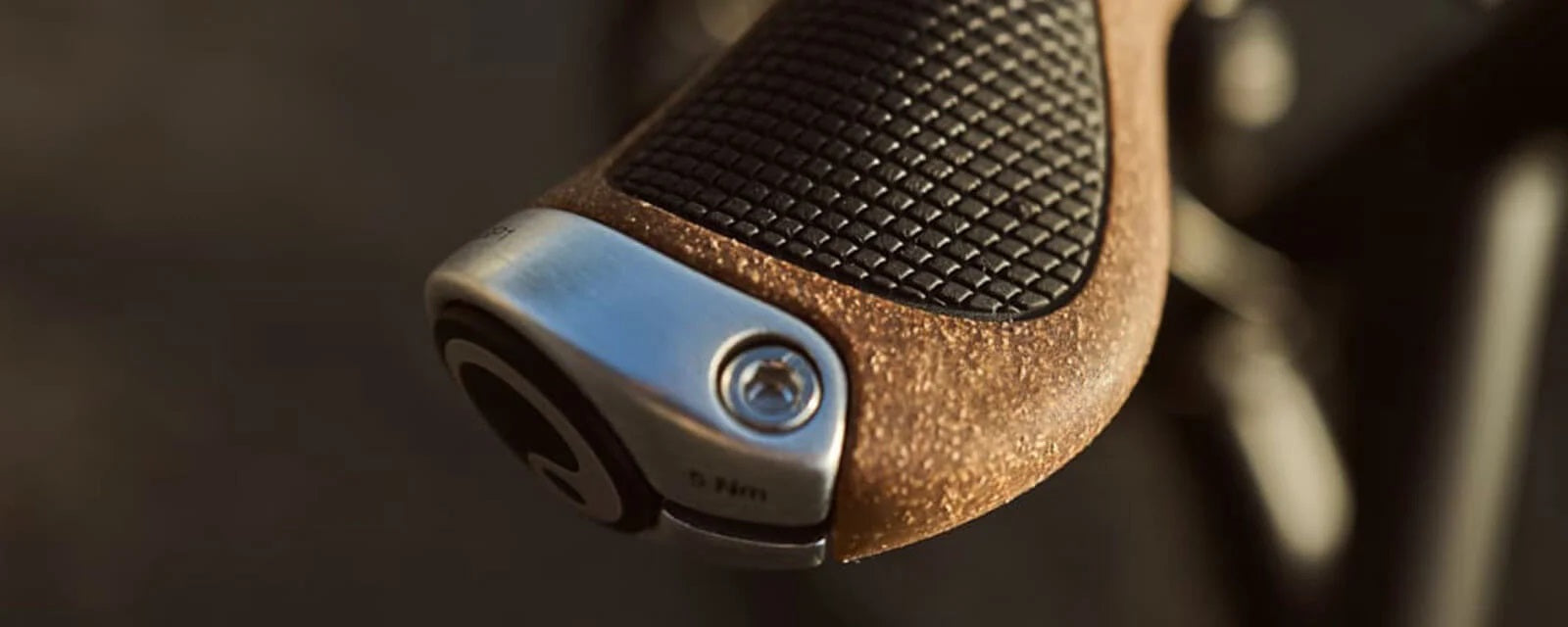 Fahrradgriff mit braunem Kork-Design, silberner Endkappe und schwarz strukturiertem Einsatz. Ideal für komfortables Fahren.