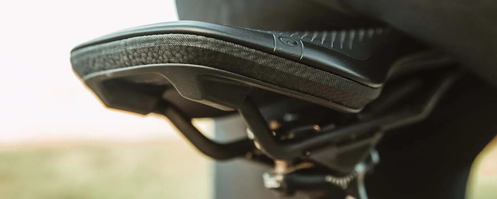 Nahaufnahme eines Fahrradsattels, montiert auf einem Fahrrad, mit ergonomischem Design, vermutlich von Ergon.
