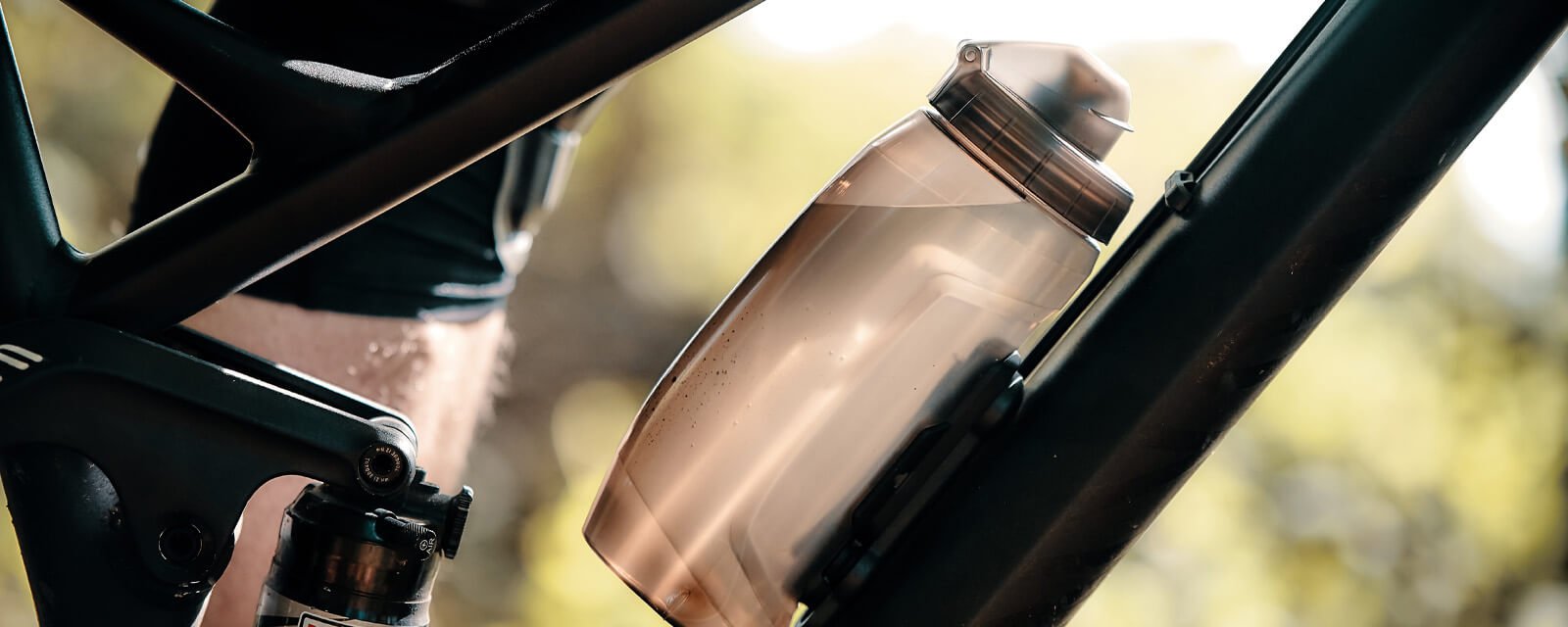 Trinkflasche am Fahrradrahmen befestigt, ideal für Radsportler. Modell: Fidlock TWIST Bottle.