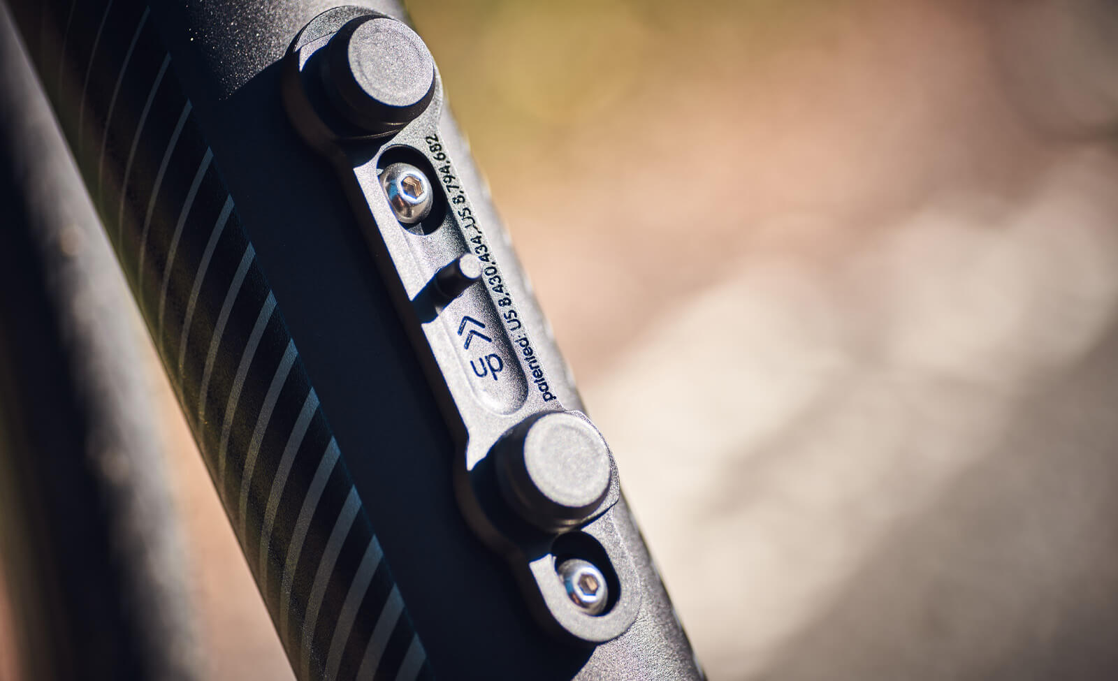 Fahrradhalterung von Fidlock, schwarze Magnetbefestigung am Fahrradrahmen, geeignet für Trinkflaschen.