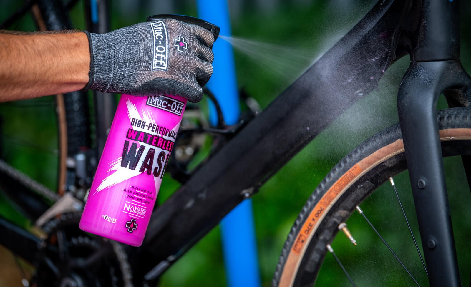 Muc-Off Waterless Wash wird auf ein Fahrrad gesprüht; ideal zur schnellen Reinigung ohne Wasser.