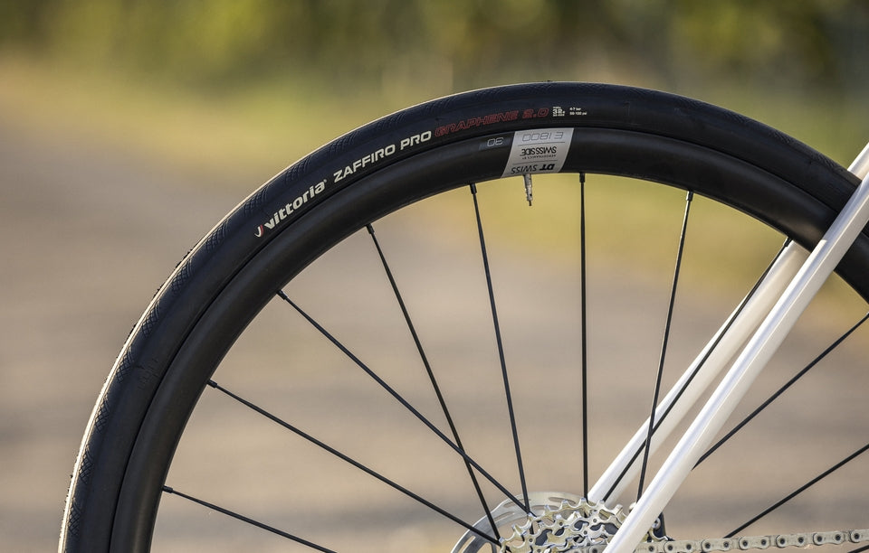 Fahrradreifen Vittoria Zaffiro Pro Graphene 2.0 montiert auf DT Swiss Rad, geeignet für Rennräder.