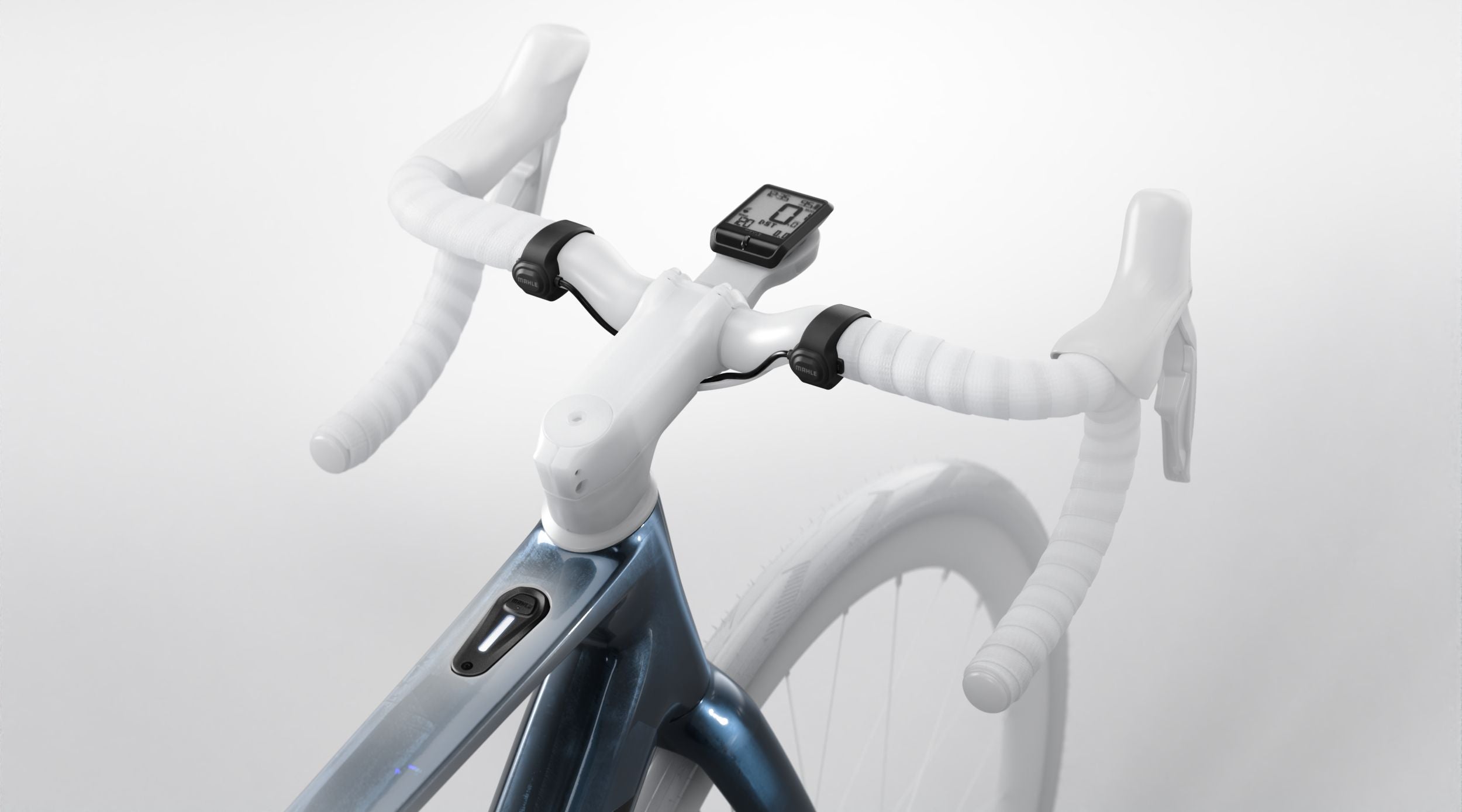 Rennrad Lenker mit Radcomputer, weißer Griff und blauem Rahmen. Vorderansicht des Orbea Gain E-Bikes.