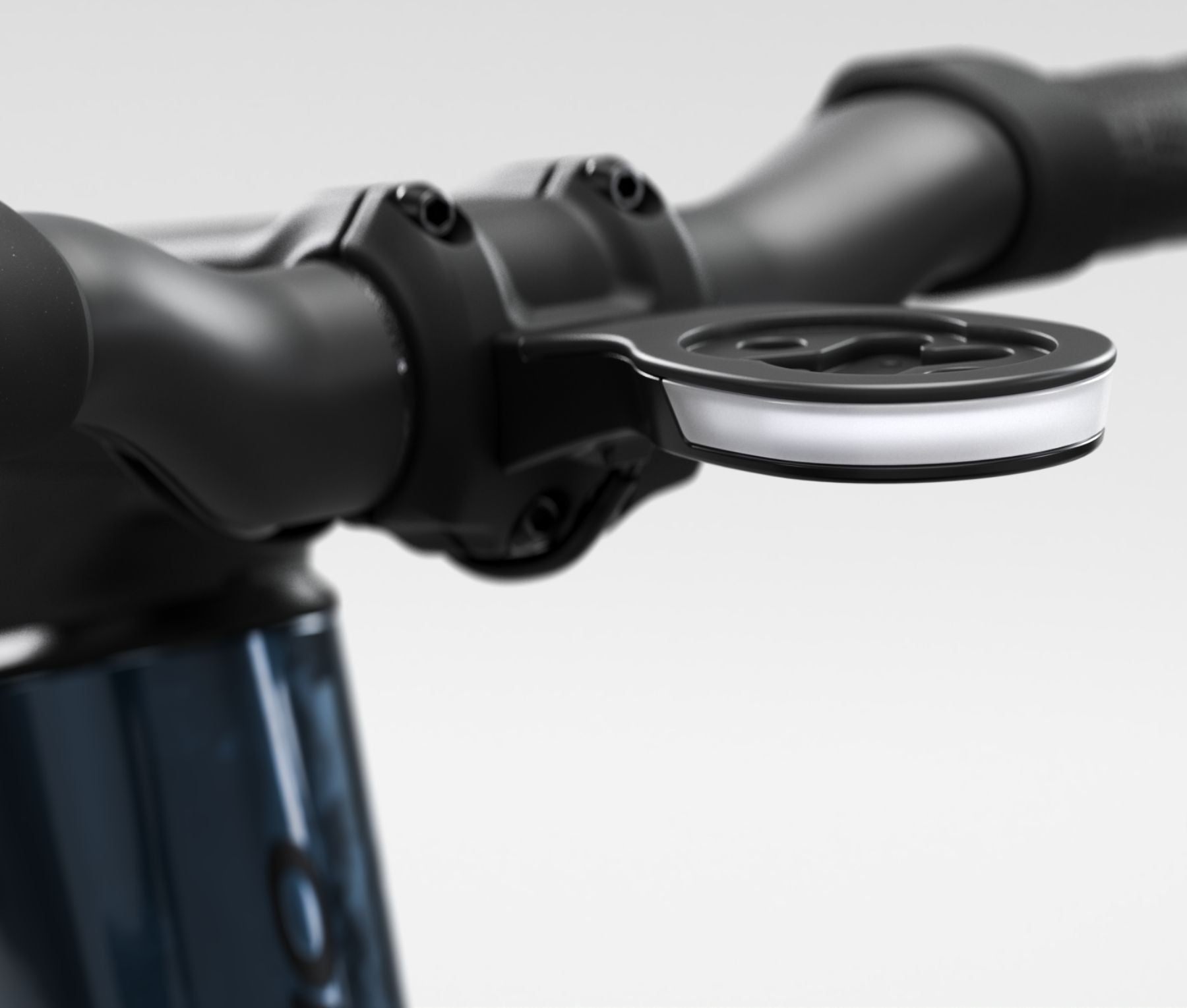 Nahaufnahme eines Fahrradlenkers mit montierter Halterung, vermutlich für GPS-Gerät oder Licht, an einem Orbea Gain Modell.