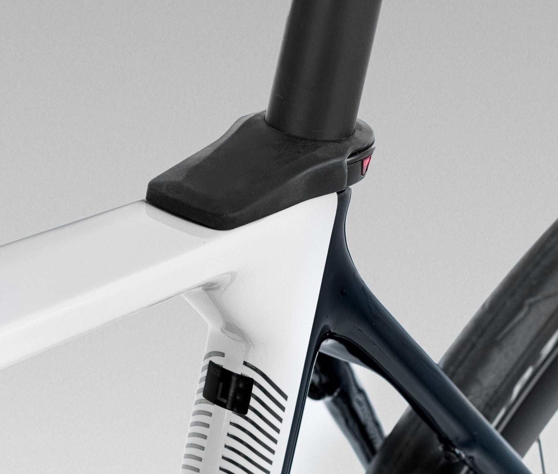 Nahaufnahme des Rahmens eines Orbea Gain E-Bikes in Schwarz-Weiß, ideal für sportliche Radfahrer.