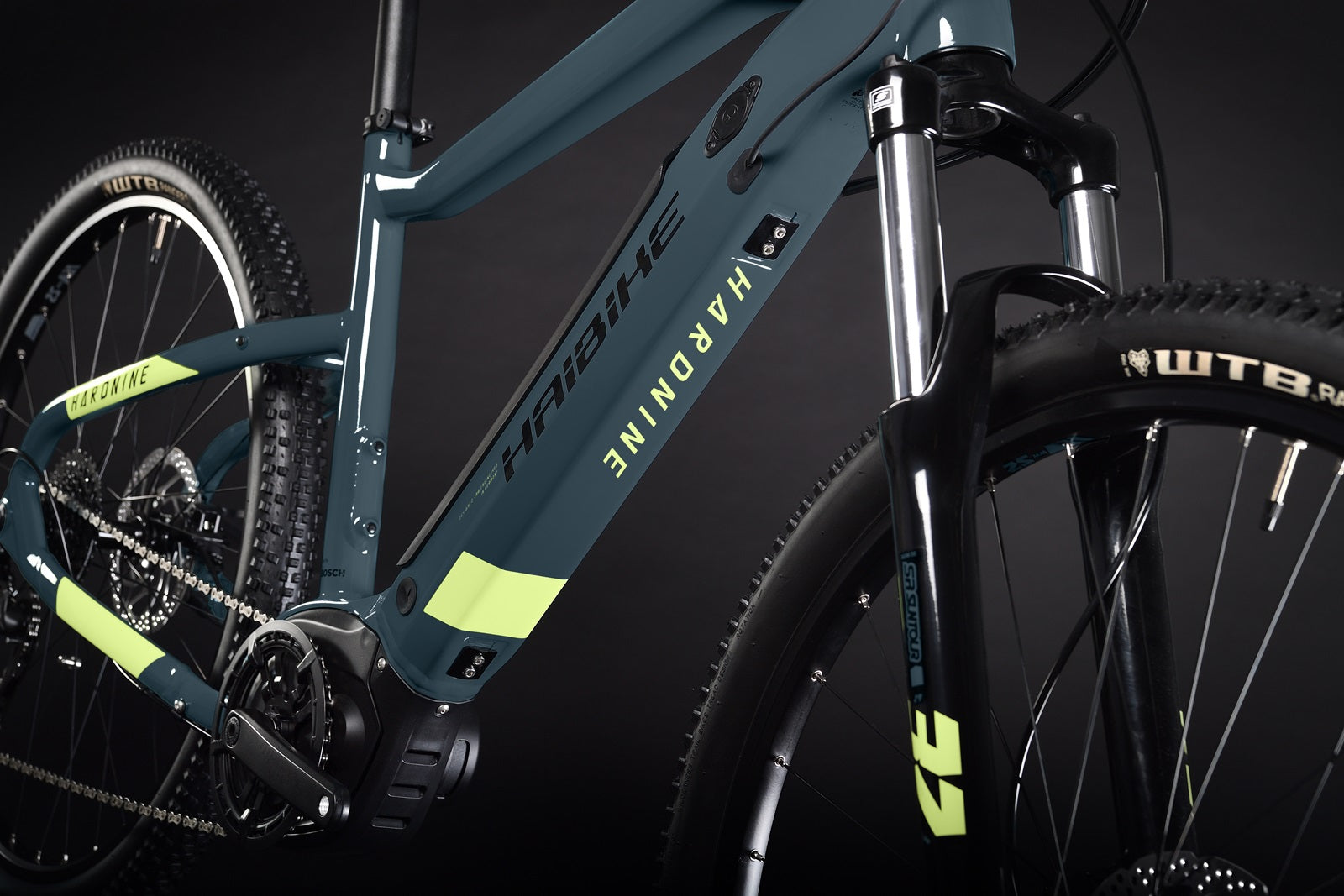 Haibike Hardnine E-Bike in dunklem Blau mit gelben Details, robustes Design für Mountainbiking, seitliche Nahaufnahme.